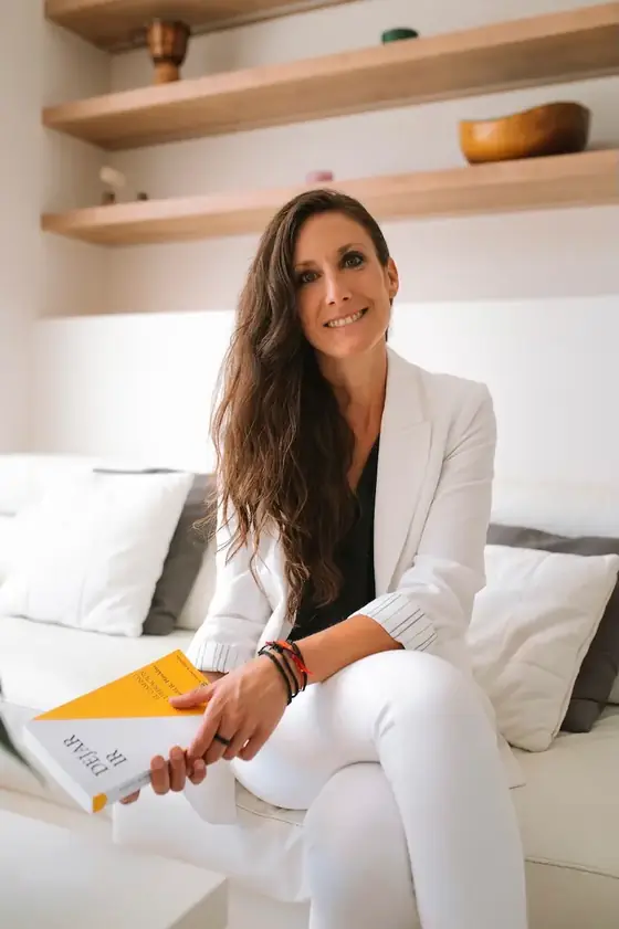 Ana Pedroche sentada en el sofá